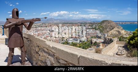 Eisenritter mit Armbrust auf den Festungsmauern von Santa Barbara Castle in Alicante, Spanien am 29. August 2023 Stockfoto