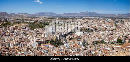 Panoramaaussicht auf die Innenstadt im Landesinneren von Alicante und den Bullring vom Schloss Santa Barbara auf dem Hügel in Alicante, Spanien am 29. August 2023 Stockfoto