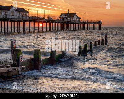 Freitag, 15. September 2023. Southwold, Suffolk, England - die Sonne geht hinter dem unverwechselbaren Pier in Southwold zu Beginn einer weiteren warmen Spätsumme auf Stockfoto