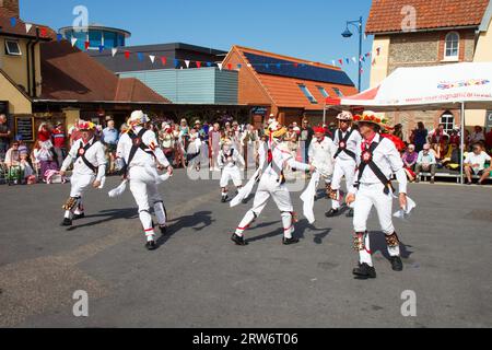 Morris-Tänzer beim Potty Festival in Sheringham Stockfoto