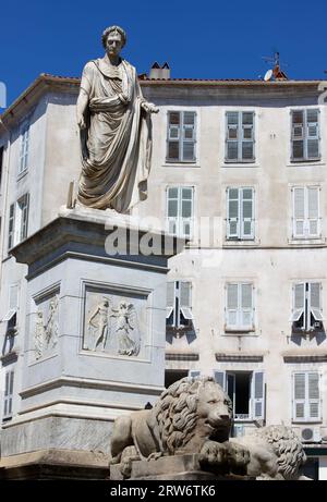 Napoleon Bonoparte Denkmal und bunten Häusern von Ajaccio, Korsika. Stockfoto