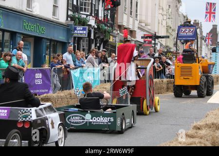 Colchester, Großbritannien. September 2023. Echte Wacky-Rennen in der Stadt, da die erste Seifenkisten-Rallye auf der High Street stattfindet. Die Veranstaltung ist Teil der Feierlichkeiten, die Colchesters Stadtstatus im Jahr 2022 würdigen. Hunderte von Zuschauern säumten die Straße, um den Spaß zu beobachten. Credit:Eastern Views/Alamy Live News Stockfoto