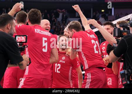 Rom, Italien. September 2023. Die polnische Nationalmannschaft feiert den Sieg der Männer Eurovolley 2023. Die polnische Nationalmannschaft gewinnt das Gold-Medal-Spiel gegen Italien mit einem 0:3-Ergebnis. (Foto: Elena Vizzoca/SOPA Images/SIPA USA) Credit: SIPA USA/Alamy Live News Stockfoto