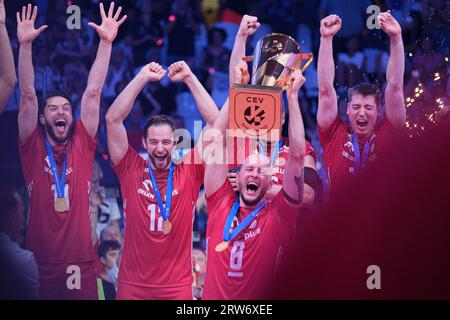 Rom, Italien. September 2023. Die polnische Nationalmannschaft feiert den Sieg der Männer Eurovolley 2023. Die polnische Nationalmannschaft gewinnt das Gold-Medal-Spiel gegen Italien mit einem 0:3-Ergebnis. (Foto: Elena Vizzoca/SOPA Images/SIPA USA) Credit: SIPA USA/Alamy Live News Stockfoto