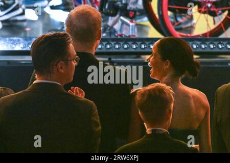 Düsseldorf, Deutschland. September 2023. Prinz Harry, der Herzog von Sussex, und Meghan, die Herzogin von Sussex, interagieren und sehen sich die Show an. Die Invictus Games Düsseldorf enden mit einer Abschlusszeremonie in der Merkur Spiel Arena. In diesem Jahr nahmen 21 Nationen an den Spielen Teil. Atthäter ziehen durch die Arena und nehmen Teil, und es gibt Auftritte von Sängern Sam Ryder und Rita ora sowie Reden von Prinz Harry, dem deutschen Präsidenten Steinmeyer und anderen Würdenträgern. Quelle: Imageplotter/Alamy Live News Stockfoto