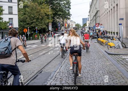 Brüssel, Belgien. September 2023. Die Abbildung zeigt den autofreien Sonntag in der Region Brüssel-Hauptstadt, Sonntag, den 17. September 2023. In mehreren Städten und Städten Belgiens wird ein Sonntag ohne Auto oder anderen motorisierten Verkehr organisiert. BELGA PHOTO HATIM KAGHAT Credit: Belga News Agency/Alamy Live News Stockfoto