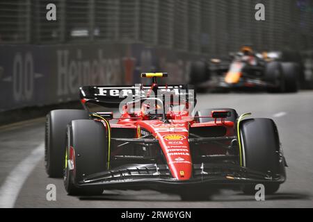 Singapur. September 2023. Ferrari-Fahrer Carlos Sainz aus Spanien fährt während des Formel 1 Singapur Grand Prix Night Race auf dem Marina Bay Street Circuit, 17. September 2023. Dann Chih Wey/Xinhua/Alamy Live News Stockfoto