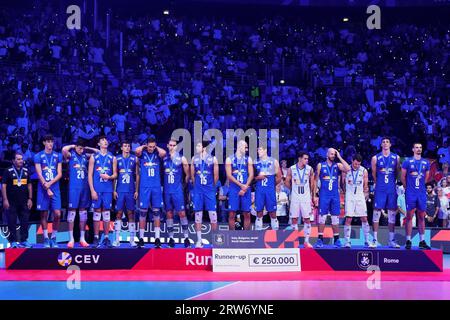 Rom, Italien. September 2023. Die italienische Nationalmannschaft gewinnt die Silbermedaille beim Männer CEV Eurovolley 2023 zwischen Italien und Polen. Polen gewinnt CEV Euroovolley 2023 mit 0-3 Punkten gegen Italien Credit: SOPA Images Limited/Alamy Live News Stockfoto