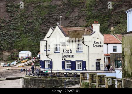 Die Fischerei Dorf Staithes und den Kabeljau und Hummer Pub mit Blick auf den Hafen North Yorkshire UK Stockfoto