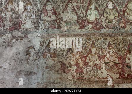 Phetchaburi, Thailand - 14. Mai 2022 - das antike thailändische Wandgemälde (Wandmalerei) beschädigt im Inneren der thailändischen Kirche im Wat yai Suwannaram Tempel. O Stockfoto