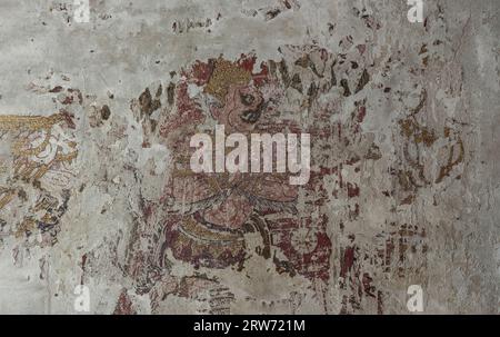 Phetchaburi, Thailand - 14. Mai 2022 - das antike thailändische Wandgemälde (Wandmalerei) beschädigt im Inneren der thailändischen Kirche im Wat yai Suwannaram Tempel. O Stockfoto