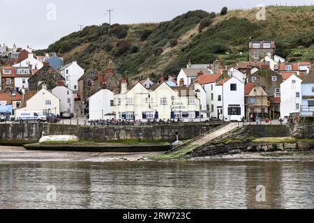 Staithes Harbour und The Cod and Lobster Pub, North Yorkshire, Großbritannien Stockfoto