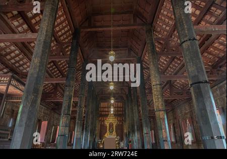 Phetchaburi, Thailand - 14. Mai 2022 - die Smaragd-buddha-Statue im Denkmalhaus des Wat Yai Suwannaram-Tempels. Selektiver Fokus. Stockfoto