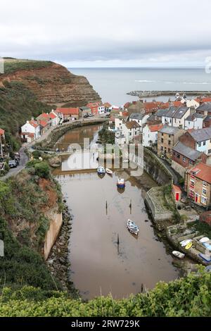 Staithes Village und Fischerboote in Staithes Beck, North Yorkshire, Großbritannien Stockfoto