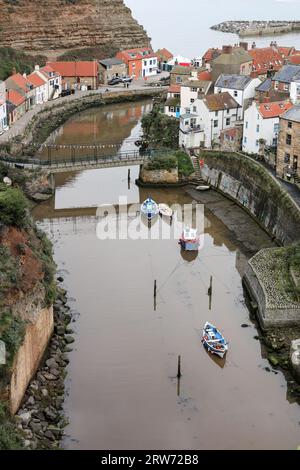 Staithes Village und Fischerboote in Staithes Beck, North Yorkshire, Großbritannien Stockfoto