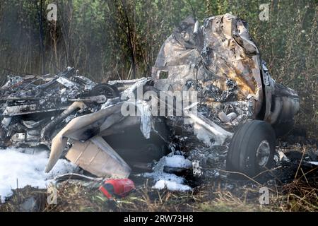 Bamberg, Deutschland. September 2023. Die Trümmer eines Flugzeugs liegen an der Absturzstelle. Auf dem Flugplatz Bamberg-Breitenau stürzte ein kleines Flugzeug beim Start ab. Eine Person - vermutlich der Pilot - wurde laut Polizei verletzt. Quelle: Pia Bayer/dpa/Alamy Live News Stockfoto