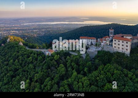 Luftaufnahme des Heiligen Mount von Varese, Symbol der Stadt. Dieser Berg ist eine historische Wallfahrtsstätte und UNESCO-Weltkulturerbe für das Heiligtum von Stockfoto
