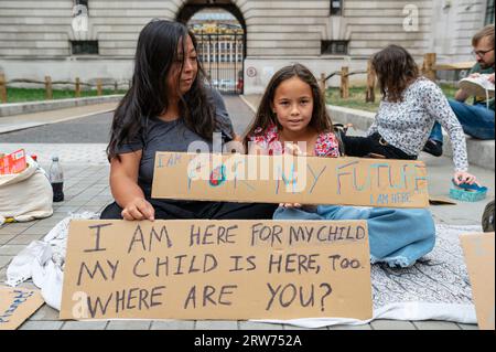 London, Großbritannien. 17. September 2023. Klimaaktivisten treffen sich für die Londoner Mütter-Rebellion vor dem Wissenschaftsmuseum. Unterstützer von XR-Familien, XR-Erzieher, Health for XR- und XR-Psychologen saßen auf einem Kreis vor dem Wissenschaftsmuseum und hielten Plakate. Die Aktivisten fordern sofortige Klimaschutzmaßnahmen, um die Zukunft der Kinder und der Menschheit zu schützen. Quelle: Andrea Domeniconi/Alamy Live News Stockfoto