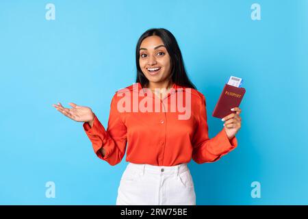 Aufgeregte Frau Aus Dem Nahen Osten Mit Bordkarte Und Reisepass, Studio Stockfoto