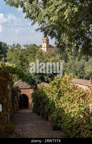 Blick auf den Turm von Santa María de la Alhambra vom alten Zugang zum Generalife Stockfoto