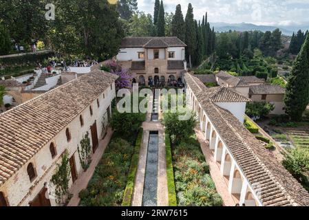 Luftaufnahme des Nordpavillons des Patio de la Acequia im Almunia-Palast im Generalife vom Turm des Südpavillons Stockfoto