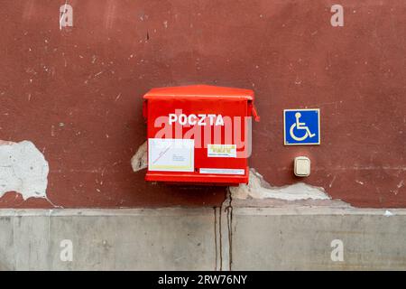 Polnische rote Mailbox auf der Straße. Box für Briefe und Briefsendungen. Warschau, Polen - 23. Juli 2023. Stockfoto