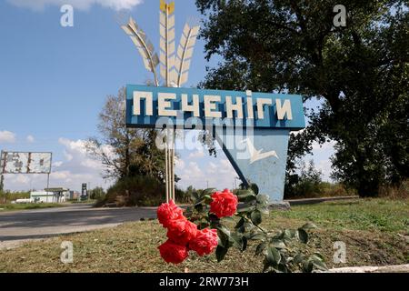 Nicht exklusiv: PECHENIHY, UKRAINE - 12. SEPTEMBER 2023 - das Schild kennzeichnet die Grenzen der Stadt, die vor einem Jahr von russischen Besatzern befreit wurde Stockfoto