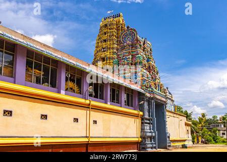 Viele gemalte Götterfiguren auf Gopura des Sri Muthumariamman Tempels und Teil des Tempels in Matale, Sri Lanka, Reisefoto aus Sri Lanka. Stockfoto