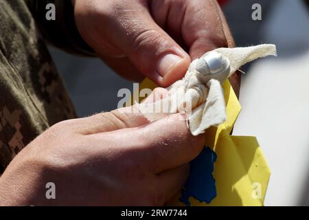 Nicht exklusiv: PECHENIHY, UKRAINE - 12. SEPTEMBER 2023 - Eine Person hält ein Amulett von Bewohnern der Gemeinde Pechenihy für Verteidiger, die am t Stockfoto