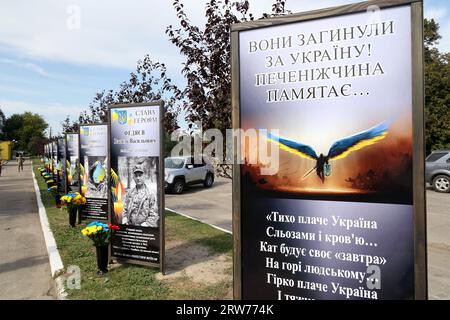 Nicht exklusiv: PECHENIHY, UKRAINE - 12. SEPTEMBER 2023 - die Stände mit den Porträts von Anwohnern, die bei der Verteidigung der Ukraine vor Ru umgekommen sind Stockfoto