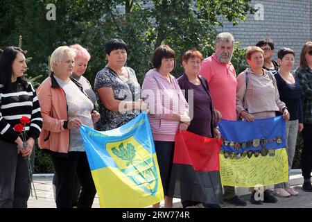 Nicht exklusiv: PECHENIHY, UKRAINE - 12. SEPTEMBER 2023 - Mitglieder der Öffentlichkeit zollen Anwohnern Tribut, die während des Krieges auf der Allee umgekommen sind Stockfoto