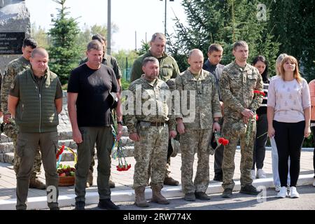 Nicht exklusiv: PECHENIHY, UKRAINE - 12. SEPTEMBER 2023 - Mitglieder der Öffentlichkeit zollen Anwohnern Tribut, die während des Krieges auf der Allee umgekommen sind Stockfoto