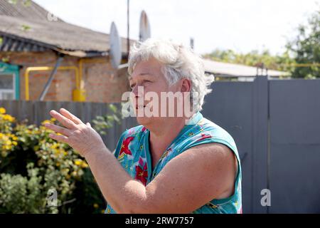 Nicht exklusiv: PECHENIHY, UKRAINE - 12. SEPTEMBER 2023 - die ansässige Nadiia Viktorivna lebt in der Stadt, die von den russischen Besatzern befreit wurde Stockfoto