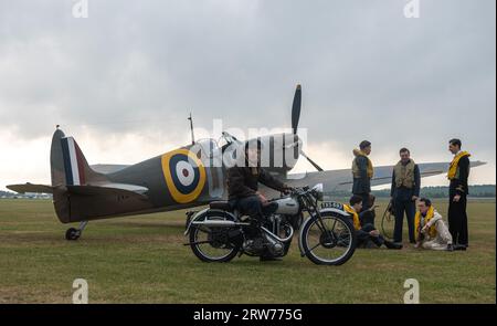 Duxford, Großbritannien. September 2023. Re Enactors posieren vor der Supermarine Spitfire Ia N3200, Duxford Battle of Britain Air Show auf der IWM Duxford, Duxford, Vereinigtes Königreich, 17. September 2023 (Foto: Cody Froggatt/News Images) in Duxford, Vereinigtes Königreich am 17. September 2023. (Foto: Cody Froggatt/News Images/SIPA USA) Credit: SIPA USA/Alamy Live News Stockfoto