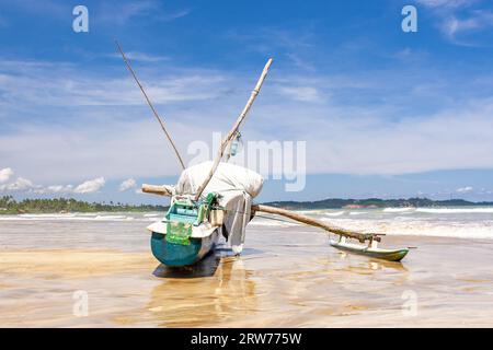 Fischerboot auf Sri Lanka in der Weligama Bay, Küste und Strand am Indischen Ozean Stockfoto