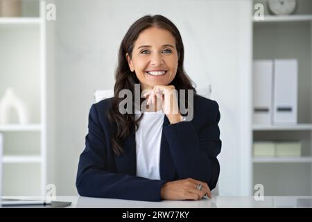 Porträt einer schönen Reifen Dame, die im Büro posiert Stockfoto