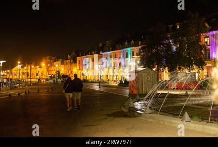 Gebäude und Brunnen, die nachts in Dieppe beleuchtet werden, ist ein Fischerhafen an der Normandie Küste von Nordfrankreich Stockfoto