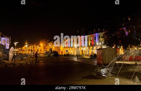 Gebäude und Brunnen, die nachts in Dieppe beleuchtet werden, ist ein Fischerhafen an der Normandie Küste von Nordfrankreich Stockfoto