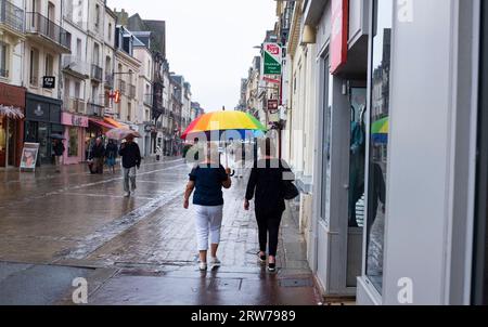 Wandern im Regen mit Regenschirm durch Dieppe, Normandie Dieppe ist ein Fischerhafen an der Normandie Küste von Nordfrankreich Stockfoto