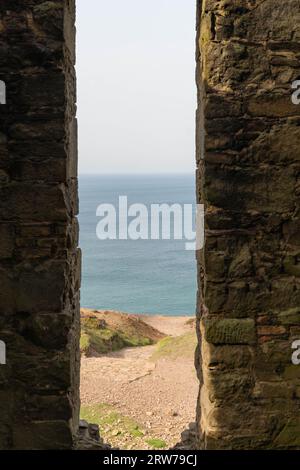Blick auf das Meer durch das alte Steinfenster in Cornwall Stockfoto