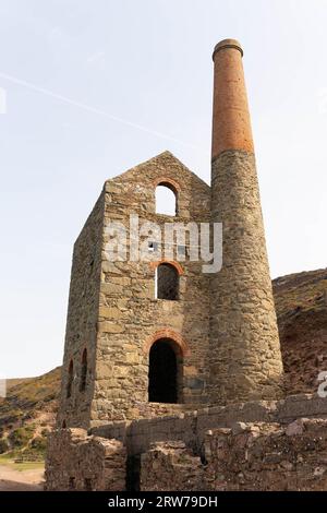 Historisches Getreidemaschinenhaus mit hohem Ziegelschornstein Stockfoto