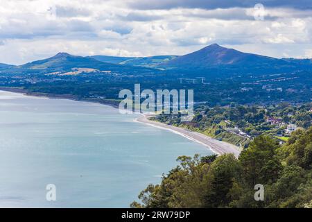 Blick von der Spitze des 'Killiney Hill' in Richtung Killiney Beach. Wicklow-Küste und Berge in der Ferne. Dublin, Irland Stockfoto