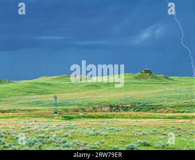 Blitzeinschlag in Annäherung an Sturm über die Prärie in der Nähe von Jordan, montana Stockfoto
