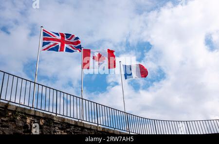 Dieppe , britische , kanadische und französische Flaggen auf dem Schloss in Dieppe vor einem Himmelshintergrund Stockfoto