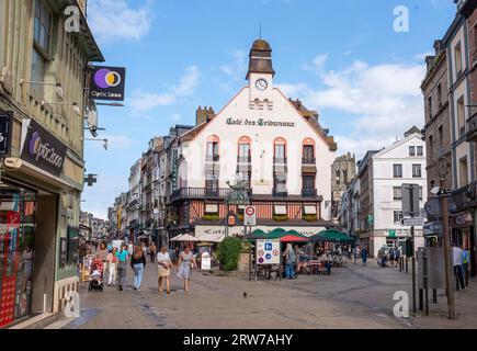 Das berühmte Cafe de Tribunaux Dieppe, Normandie Dieppe, ist ein Fischerhafen an der Normandie Küste von Nordfrankreich Stockfoto