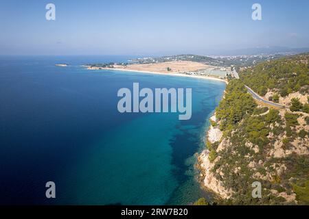 Drohnenfoto von der griechischen Küste, Strand, Meer, in Sithonia, Chalkidiki, Griechenland, Stockfoto