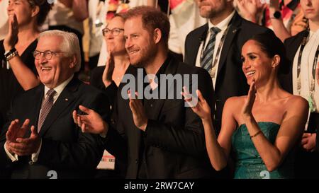 Düsseldorf, Deutschland. September 2023. Prinz Harry und seine Frau Meghan mit dem deutschen Präsidenten Frank-Walter Steinmeier bei den Invictus Games in Düsseldorf. Der Paralympische Wettkampf für kriegsbehinderte Athleten fand erstmals in Deutschland statt. Quelle: Rolf Vennenbernd/dpa/Alamy Live News Stockfoto