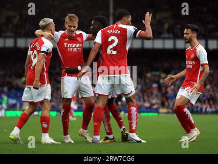 Arsenals Leandro Trossard (links) feiert das erste Tor ihrer Mannschaft im Spiel mit Teamkollegen während des Spiels in der Premier League im Goodison Park, Liverpool. Bilddatum: Sonntag, 17. September 2023. Stockfoto