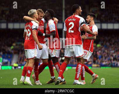 Arsenals Leandro Trossard (links) feiert das erste Tor ihrer Mannschaft im Spiel mit Teamkollegen während des Spiels in der Premier League im Goodison Park, Liverpool. Bilddatum: Sonntag, 17. September 2023. Stockfoto