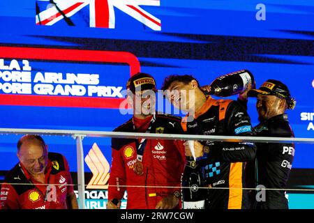 Marina Bay Street Circuit, Singapur. September 2023. 2023 Formula 1 Singapore Airlines Singapore Grand Prix; Race Day; das Podium nach dem Rennen bei der Singapore Formula 1, Carlos Sainz Jr, Lando Norris, Lewis Hamilton Credit: Action Plus Sports/Alamy Live News Stockfoto